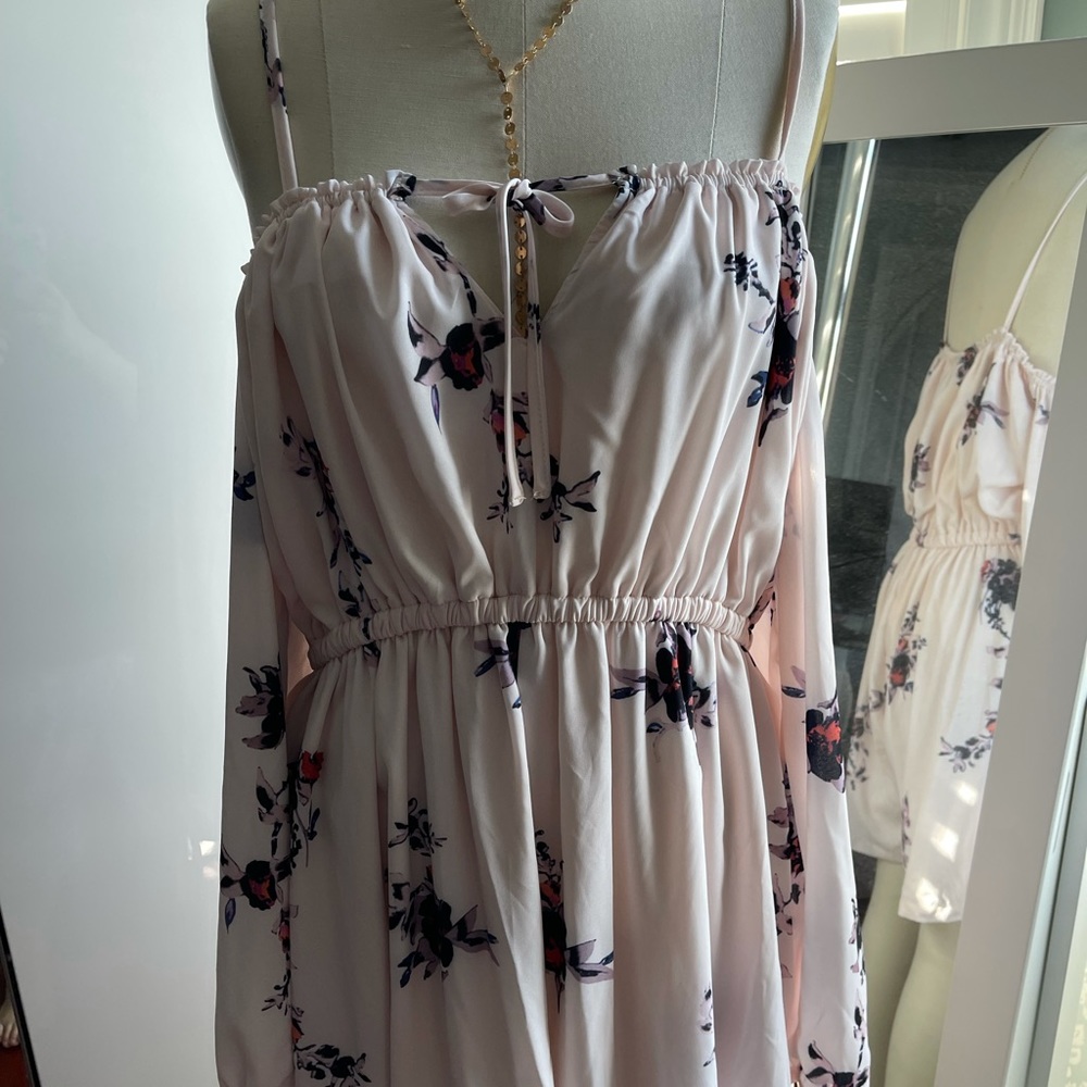 Off-Shoulder/Cut-Out Pale Pink Floral Romper size XXL (Runs L/XL)